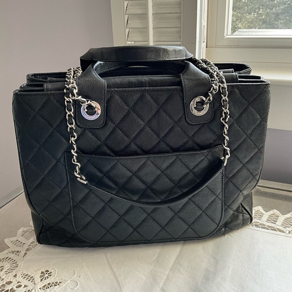 CHANEL 18P Urban Companion Caviar Quilted Shopping Tote - Picture 2 of 10
